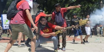 El disparo contra la policía que se viralizó en las redes sociales (Foto: Emmanuel Fernández)