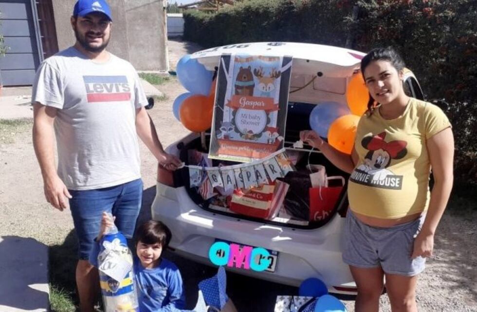 Festejaron el Baby Shower de su bebé arriba de un remis