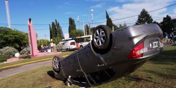 El Honda Civic volcó en la entrada a la ciudad, a la altura del Puente Blanco\u002E Foto: El Diario de la República\u002E