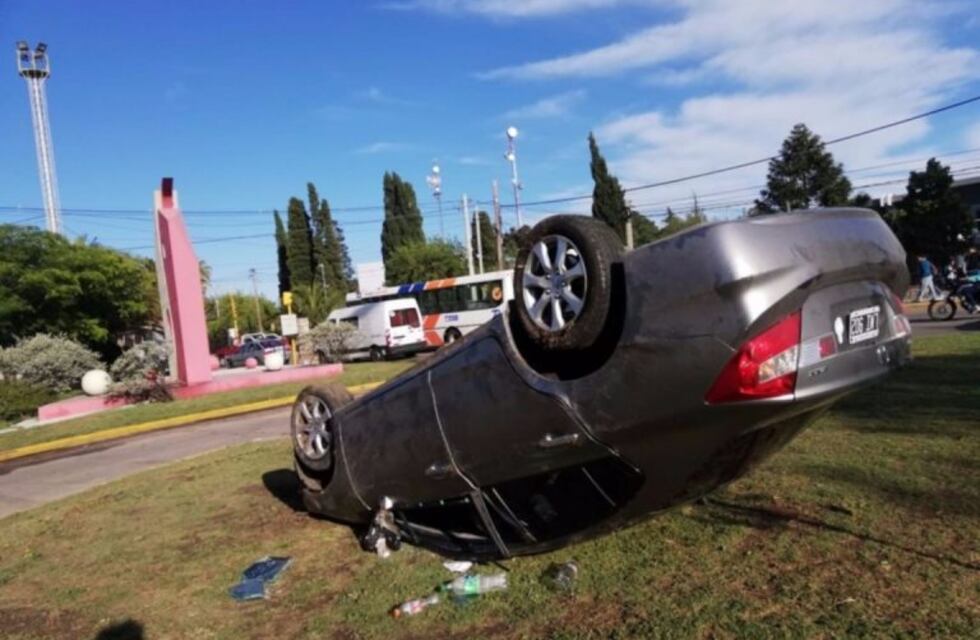 Un auto volcó en la entrada a la capital puntana