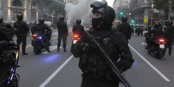 Incidentes frente al Consulado de Chile en Buenos Aires\u002E (Foto: Clarín)