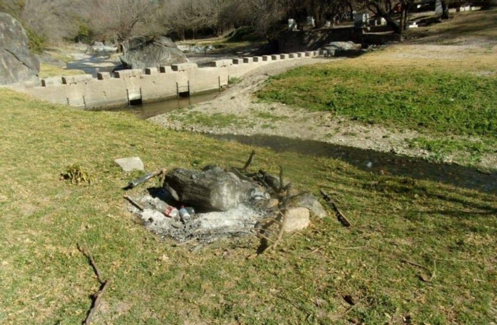 En plena alerta por incendios: cortaron un tacho de basura y lo utilizaron de parrilla