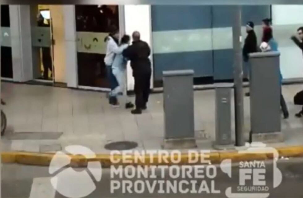 Video muestra el accionar de un policía de civil que logró interceptar a tres trapitos que querían robarle el celular