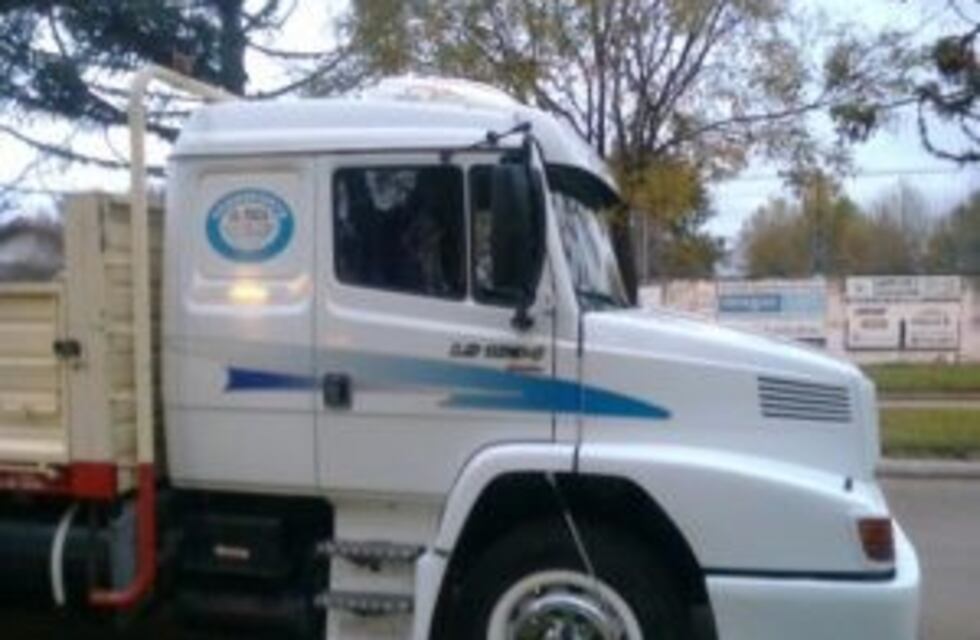 Atropelló a un hombre y su hija, huyó y se tiró a dormir la siesta en el camión