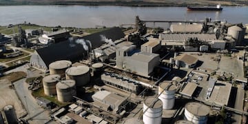 Aerial view of Vicentin agro exporter company on the banks of the Parana river in San Lorenzo, Santa Fe province, Argentina, on June 10, 2020\u002E - Argentine President Alberto Fernandez announced on June 8 the nationalisation of soy giant Vicentin, which was the country's largest grain exporter until it entered a crisis at the end of last year\u002E (Photo by GUSTAVO SAITA / AFP)