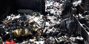 El fuego consumió el inmueble ubicado sobre Rubén Darío al 2000\u002E (@minsegstafe)