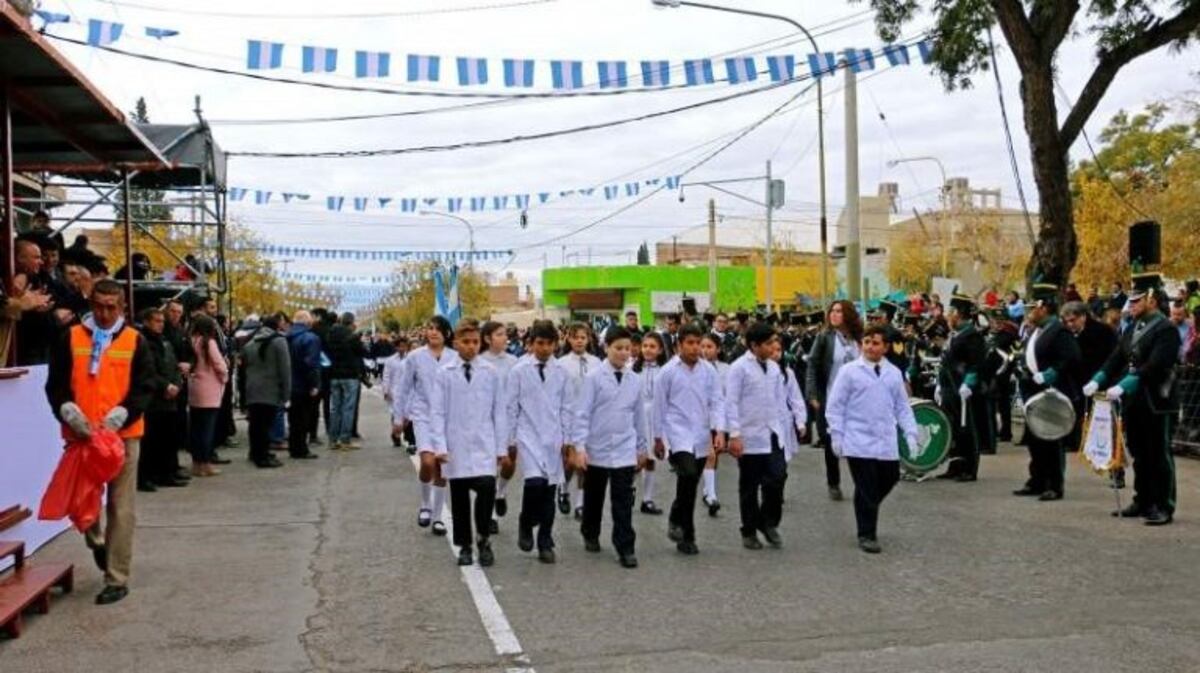 El clásico desfile escolar fue suspendido por el mal clima\u002E