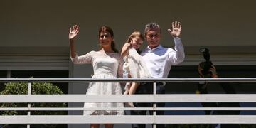 PAIS-Pza Mayo,asuncion del presidente mauricio macri \r\n\r\nBAS01\u002E BUENOS AIRES (ARGENTINA), 10/12/2015\u002E- El presidente electo argentino, Muricio Macri, saluda junto a su esposa, Juliana Awada, y su hija Antonia hoy, jueves 10 de diciembre de 2015, desde el balcón de su casa antes de salir hacia el Congreso para la ceremonia de investidura, en Buenos Aires (Argentina)\u002E EFE/Nicolas Aguilera buenos aires mauricio macri juliana awada asuncion del presidente electo presidente electo rumbo a la casa rosada saludando desde el balcon de su casa