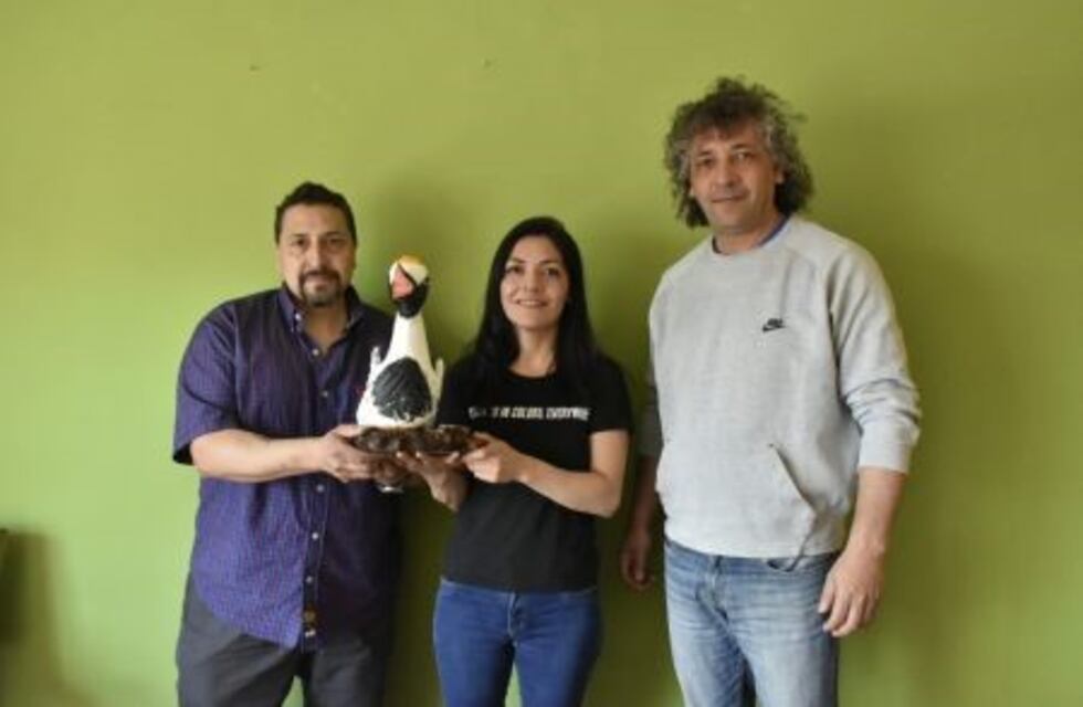 Entregan escultura de macá tobiano en la semana de la Identidad Cultural Santacruceña