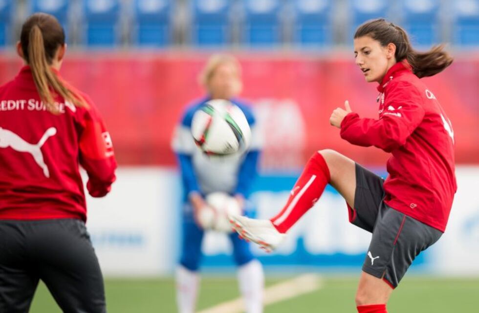 Desapareció una futbolista suiza mientras nadaba en un lago en Italia