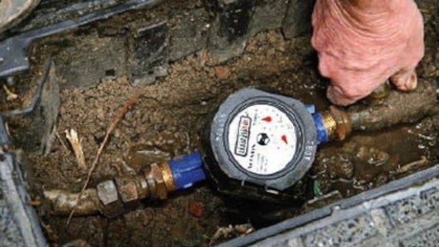 Medidores de agua para las viviendas de Mendoza.
