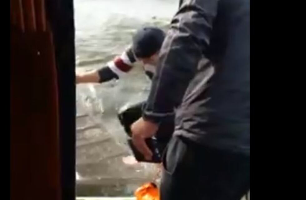 Video: su embarcación se dio vuelta y los rescataron en el Lago Los Molinos