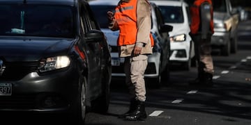 AME3669\u002E BUENOS AIRES (ARGENTINA), 01/06/2020\u002E Personal de las fuerzas de seguridad realizan controles de circulación este lunes, luego de que se reforzaran las medidas a causa de la cuarentena por COVID-19, en Buenos Aires (Argentina) EFE/Juan Ignacio Roncoroni