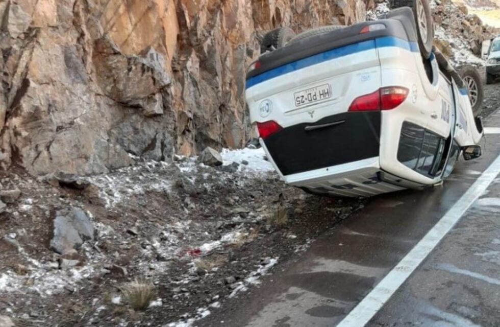 Policías chilenos heridos tras volcar su vehículo en Polvaredas