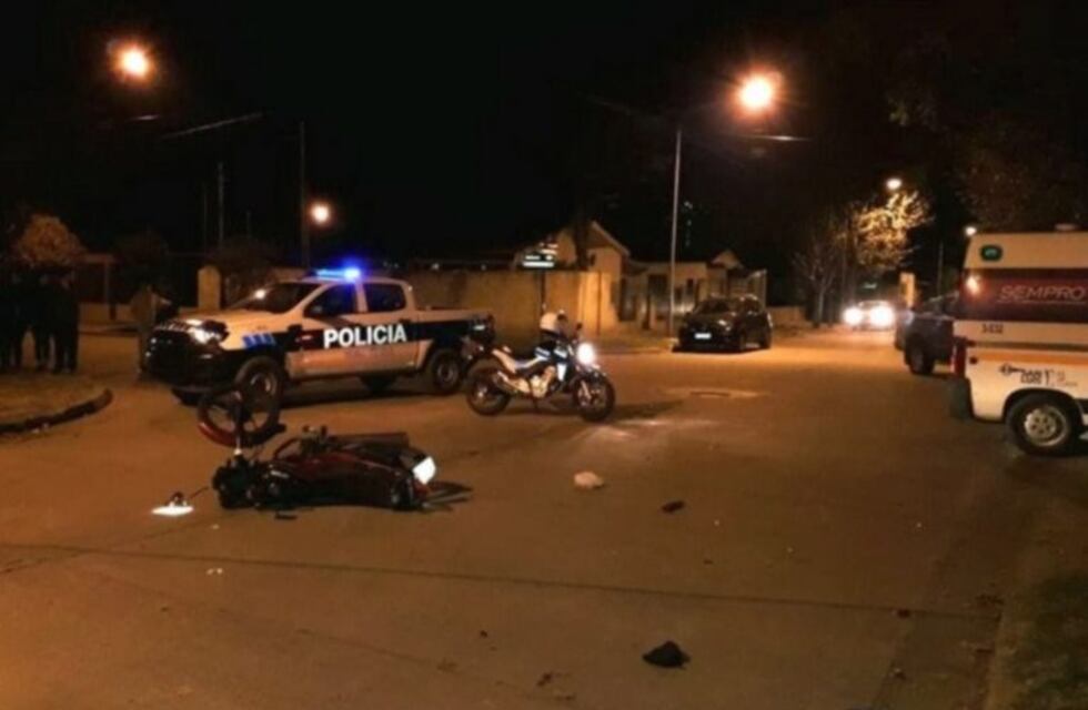 Un anciano está grave luego de chocar con su moto