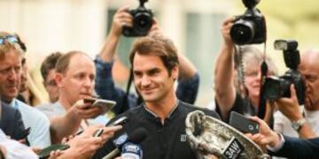 El suizo Roger Federer hace declaraciones en el Royal Exhibition Building de Melbourne (Australia)u00a0tras imponerse en la final del Abierto de Australia a Rafael Nadal el 30/01/2017.rn(vinculado al texto de dpa