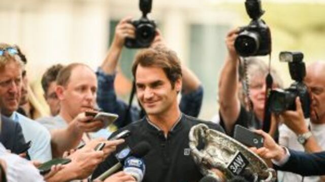 El suizo Roger Federer hace declaraciones en el Royal Exhibition Building de Melbourne (Australia)u00a0tras imponerse en la final del Abierto de Australia a Rafael Nadal el 30/01/2017.rn(vinculado al texto de dpa