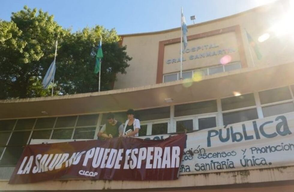 Empleados del Hospital San Martín hicieron un abrazo a la institución para mostrar lo que padecen