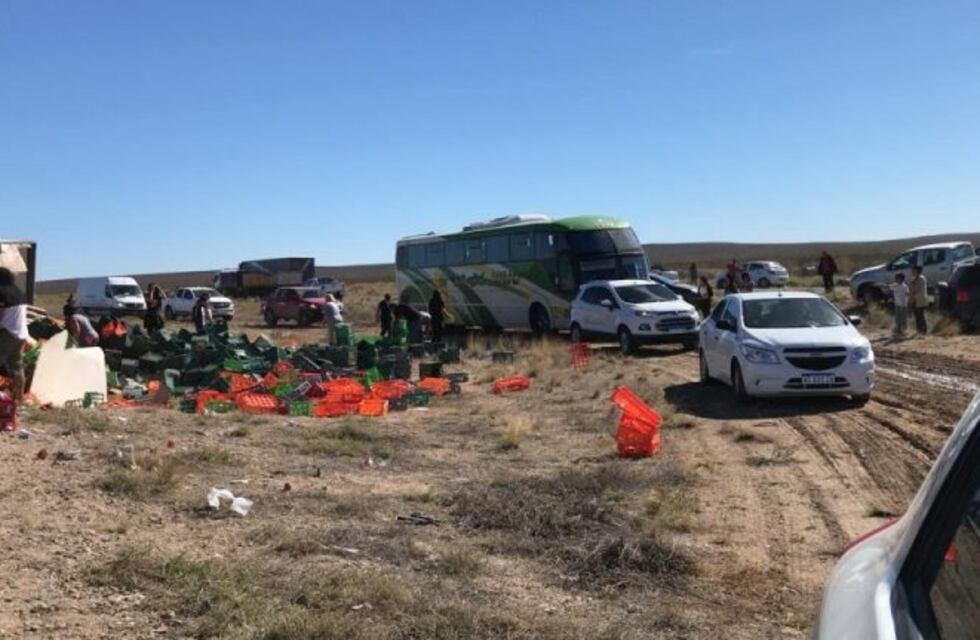 Volcó un camión de lácteos en la ruta 3 y automovilistas se llevaron la mercadería