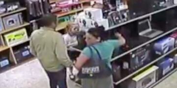 Las cu00e1maras de seguridad grabaron el momento en que una mujer roba una notebook en un local de computaciu00f3n en San Lorenzo.