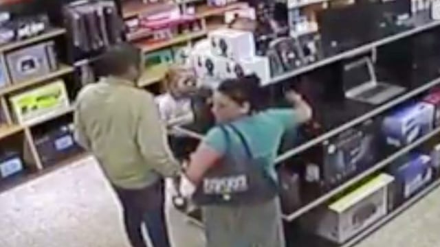 Las cu00e1maras de seguridad grabaron el momento en que una mujer roba una notebook en un local de computaciu00f3n en San Lorenzo.