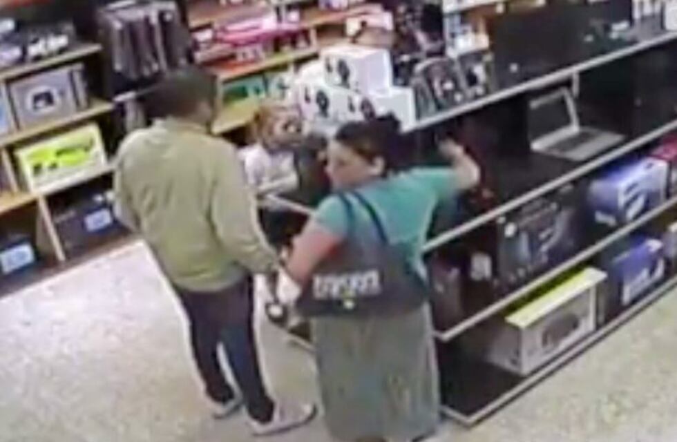 Una mujer se ocultó una notebook bajo su pollera y todo quedó grabado