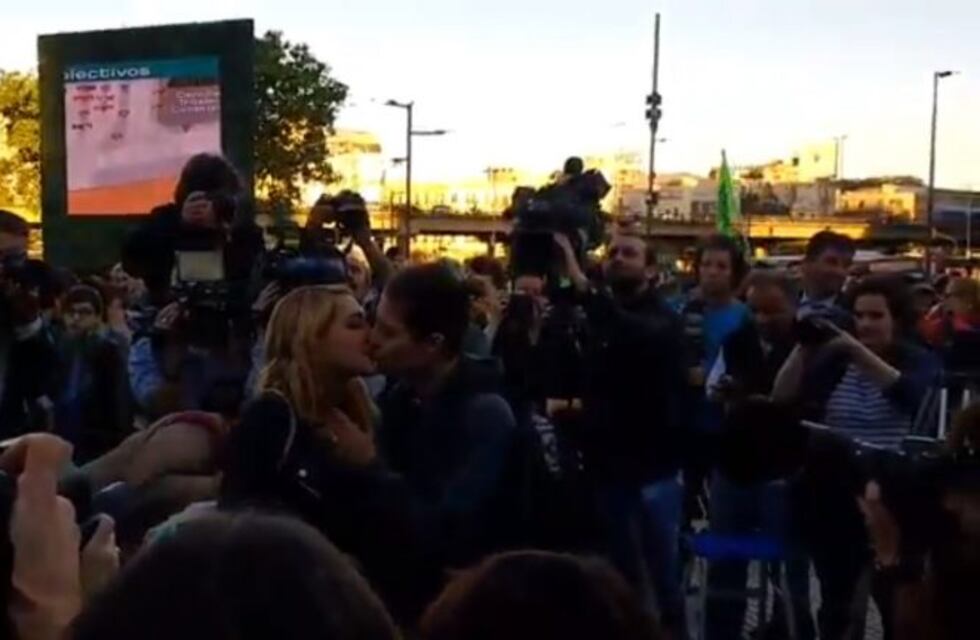 Realizaron un "besazo" en repudio a la detención de una joven por besar a su esposa