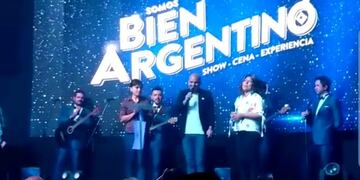 Ángel Carabajal sobre el escenario del complejo Malambo de Carlos Paz\u002E (Captura de pantalla video)\u002E