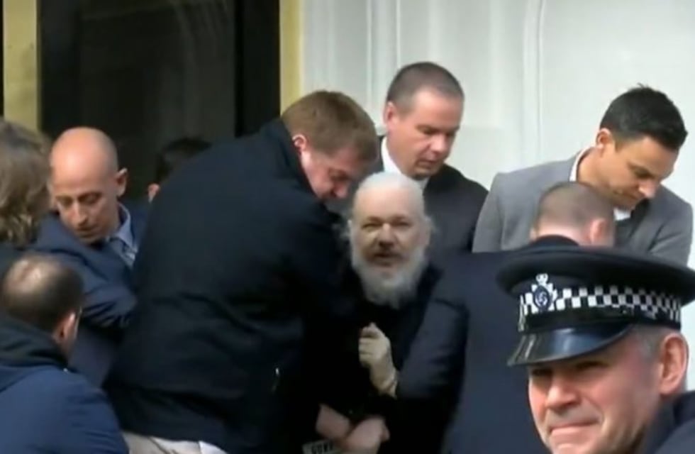 La policía británica detuvo al fundador de Wikileaks, Julian Assange