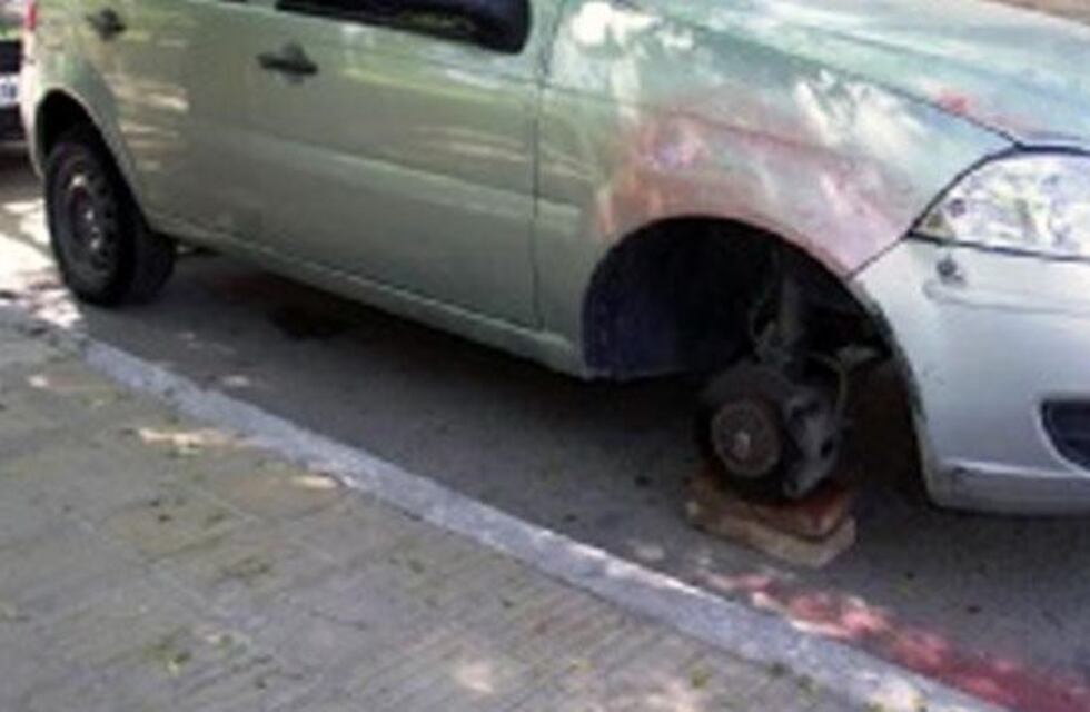 Un hombre salió de trabajar y descubrió que le robaron una rueda