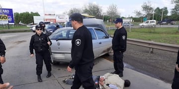 Los maleantes perdieron el control del auto sobre la Ruta Nacional 33\u002E (@minsegsf)