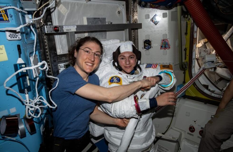 Dos astronautas mujeres realizan por primera vez una caminata espacial