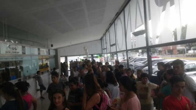 Largas colas, amontonamiento y malestar en la Terminal por el medio boleto