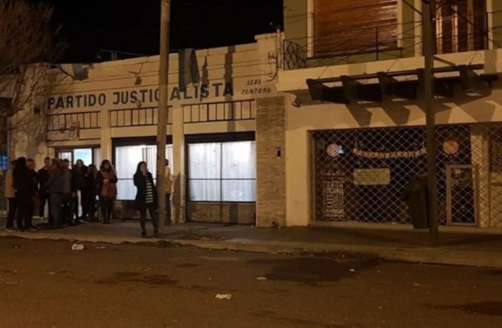 Incidentes en la sede del PJ de Chubut dejó al menos un herido durante el cierre de listas