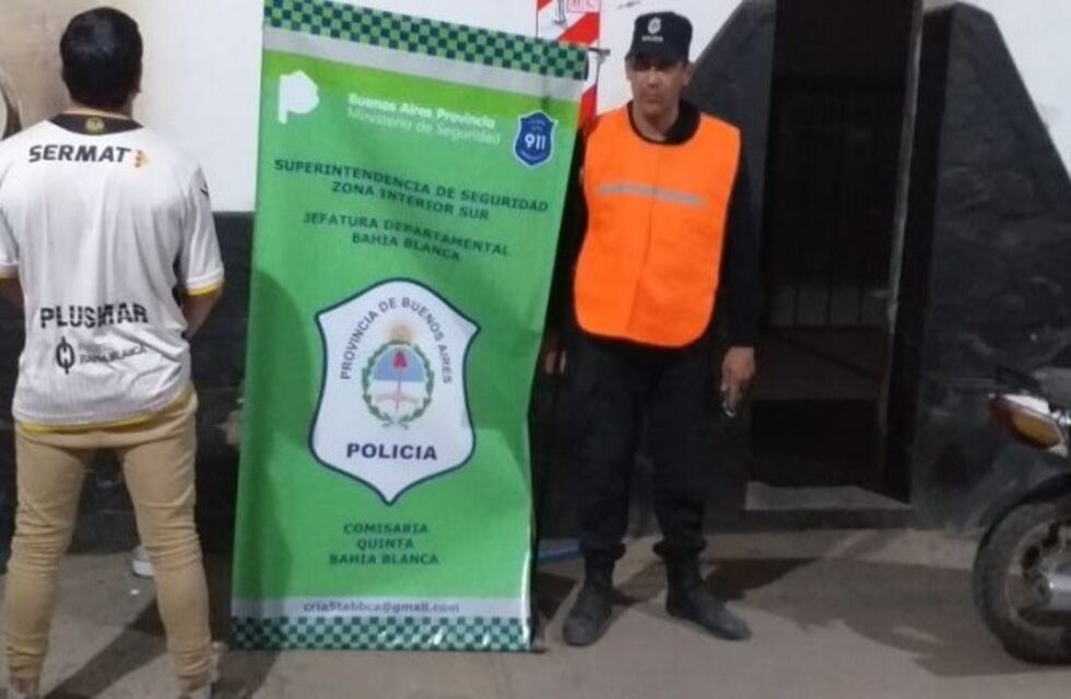 Día de furia: chocó y atacó a la policía cuando intentaron ayudarlo