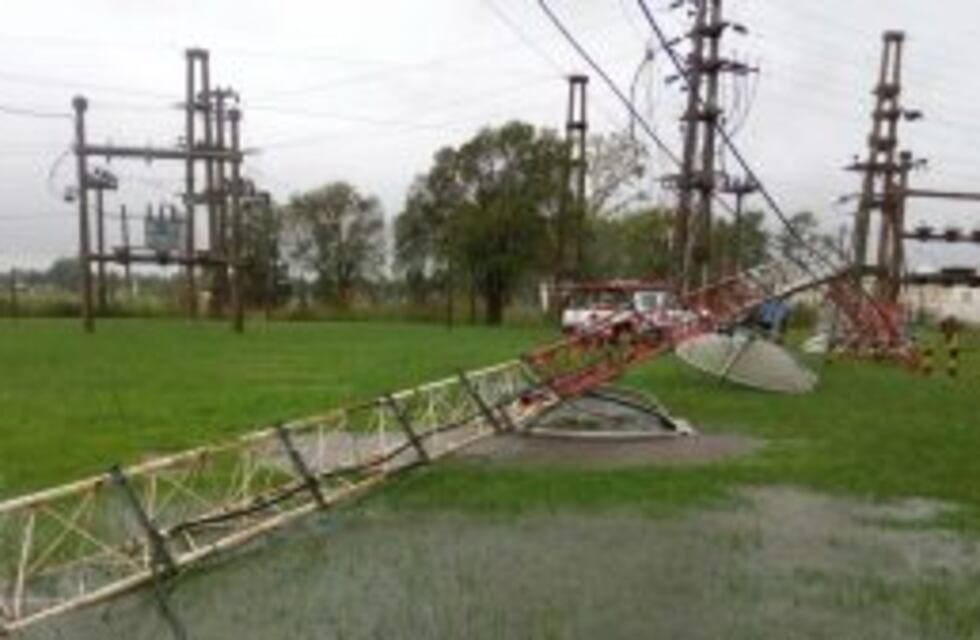 La caída de una antena de telefonía dejó sin servicio una estación transformadora en Rafaela