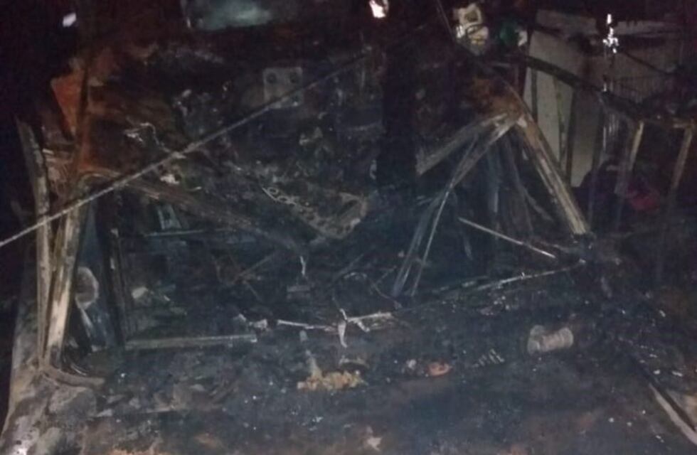 Quedó atrapado en el incendio de su vivienda y lo rescataron los bomberos