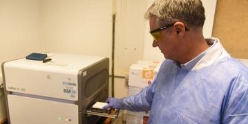 El Centro de Especialidades Médicas Ambulatorias de Rosario (Cemar) procesa muestras para test de coronavirus\u002E (@munirosario)