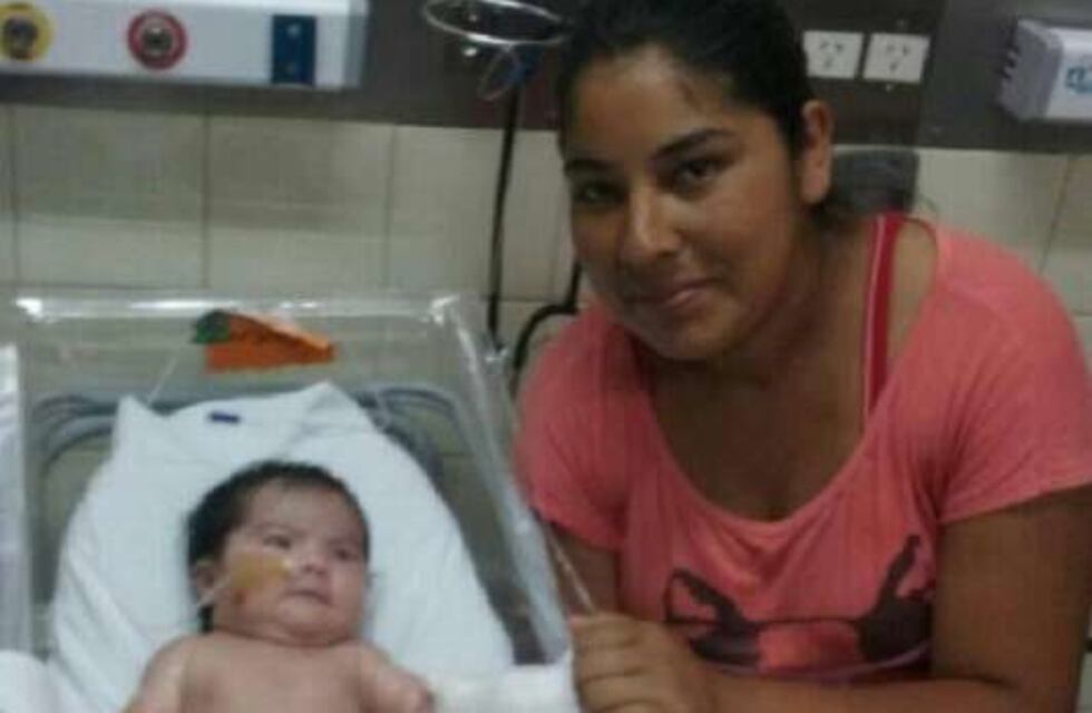 Piden ayuda para sacar del hospital a su hija con 'piel de cristal'