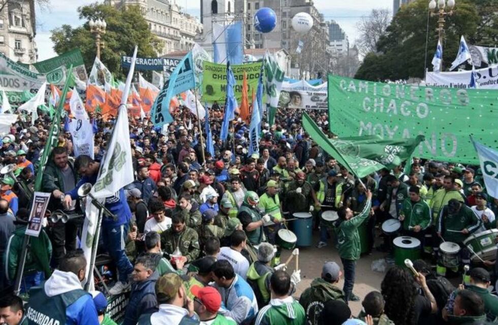 Incidentes en Plaza de Mayo: dos facciones de Camioneros se enfrentaron a botellazos