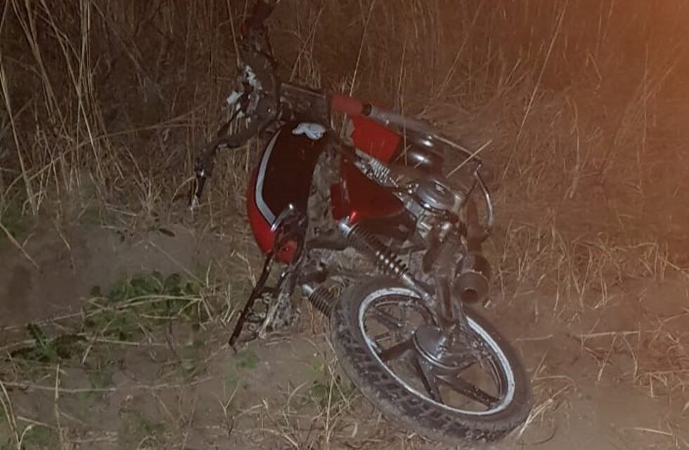 Chocó y huyó: el motociclista quedó tendido en la banquina
