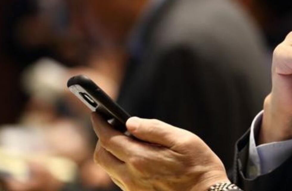 En Italia: un cura mandó por error una foto erótica a un grupo de WhatsApp de catequesis familiar