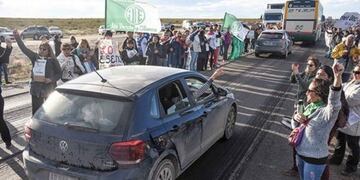 Continúan los cortes en la Ruta N° 3 en el acceso a Puerto Madryn\u002E