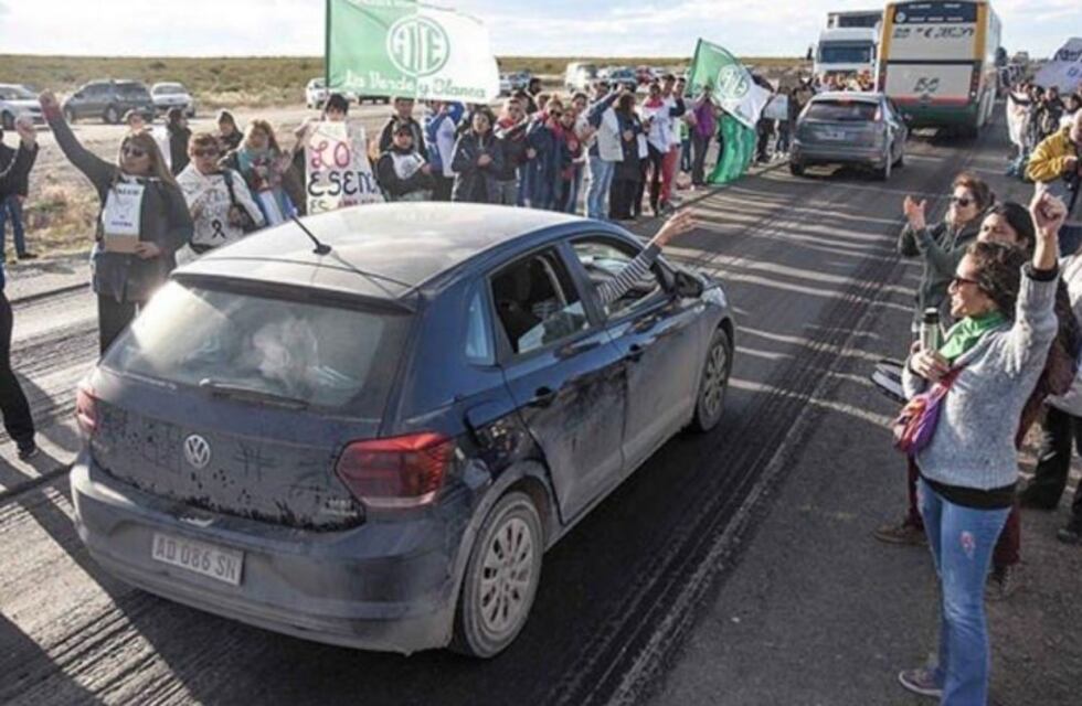 Chubut prometió terminar de pagar los sueldos pero siguen los cortes de ruta