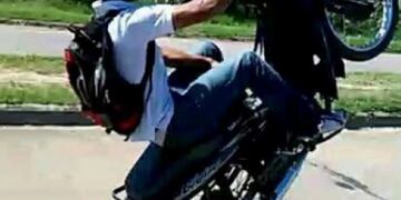 Hacía "willy" con la moto, chocó contra un camión estacionado y terminó internado