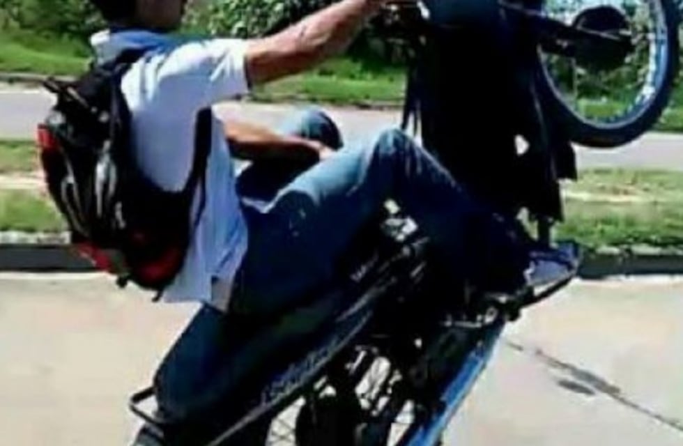 Hacía "willy" con la moto, chocó contra un camión estacionado y terminó internado