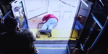 Una mujer empujó a un anciano de un colectivo y lo mató