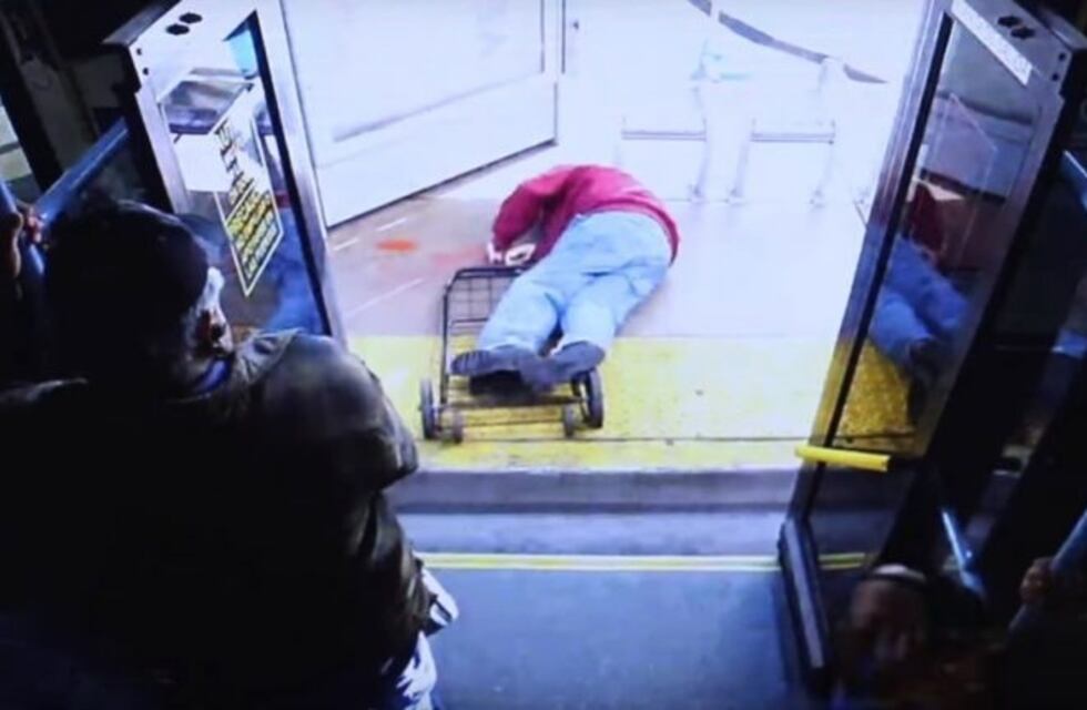 Video: una mujer empujó a un anciano del colectivo y lo mató