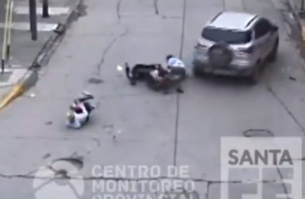 Dobló mal, chocó a una moto y un bebé se salvó de milagro