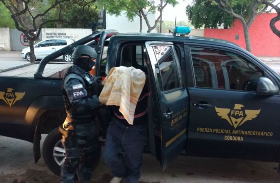 Detienen en Villa Dolores a un mecánico que vendía cocaína en un taller de autos